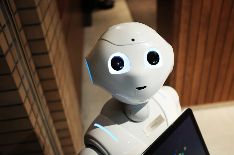 Robô autônomo branco em piso industrial durante teste de navegação